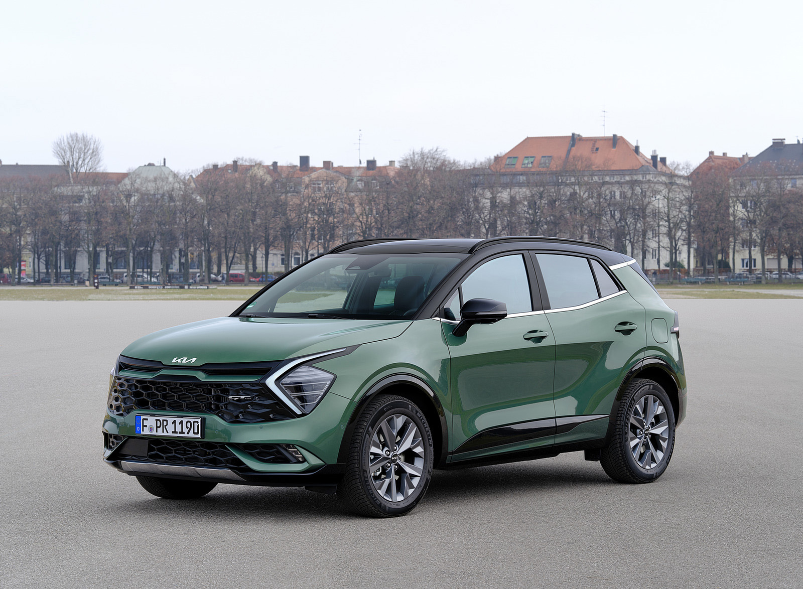 2023 Kia Sportage (Color: Experience Green; Euro-Spec) Front Three-Quarter Wallpapers #43 of 106