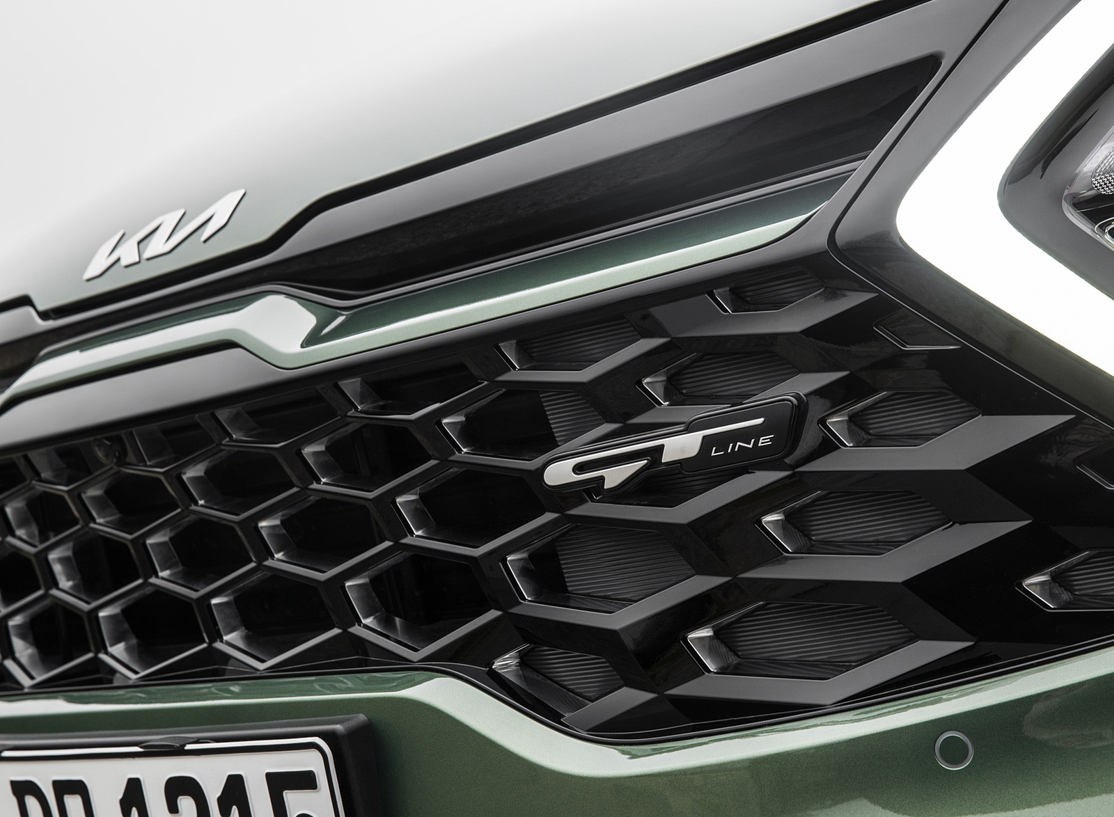 2023 Kia Sportage (Color: Experience Green; Euro-Spec) Grille Wallpapers #59 of 106