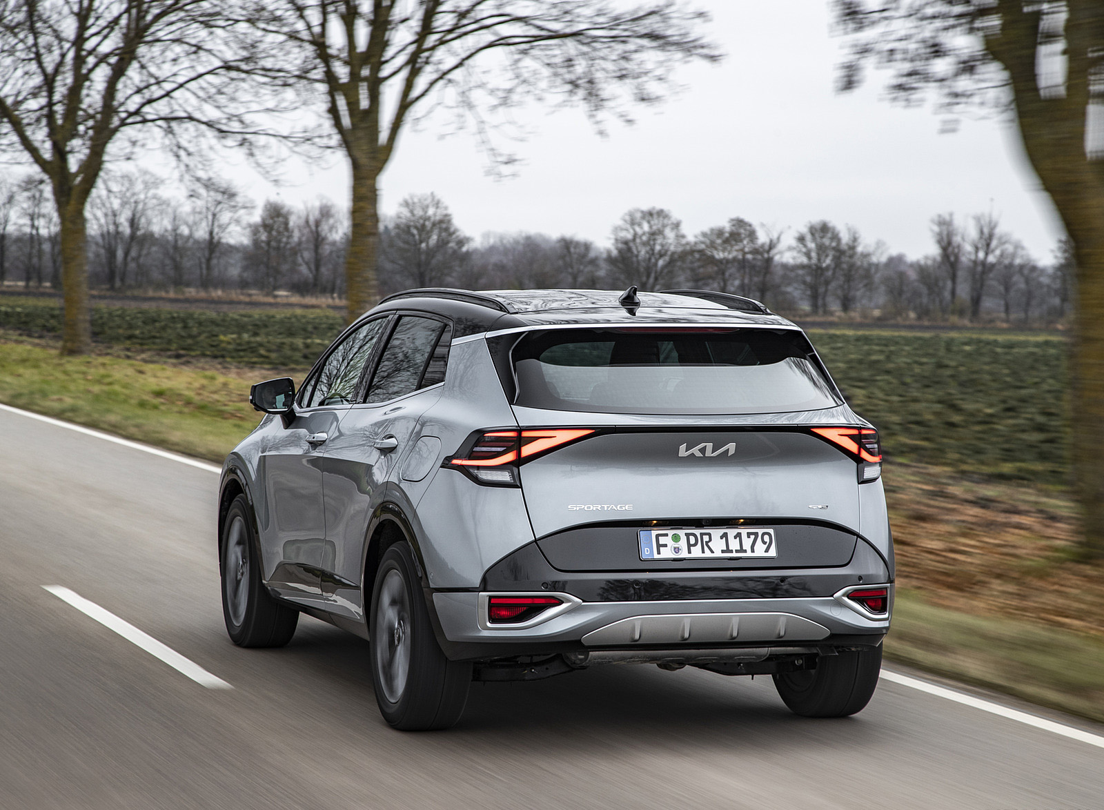 2023 Kia Sportage (Color: Lunar Silver; Euro-Spec) Rear Three-Quarter Wallpapers (3)