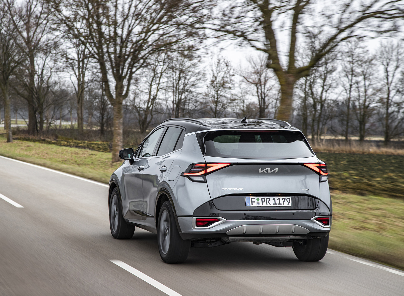 2023 Kia Sportage (Color: Lunar Silver; Euro-Spec) Rear Three-Quarter Wallpapers #5 of 106