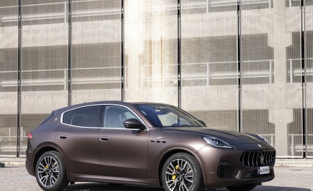 2023 Maserati Grecale GT (Color: Bronzo Opaco) Front Three-Quarter Wallpapers 450x275 (18)