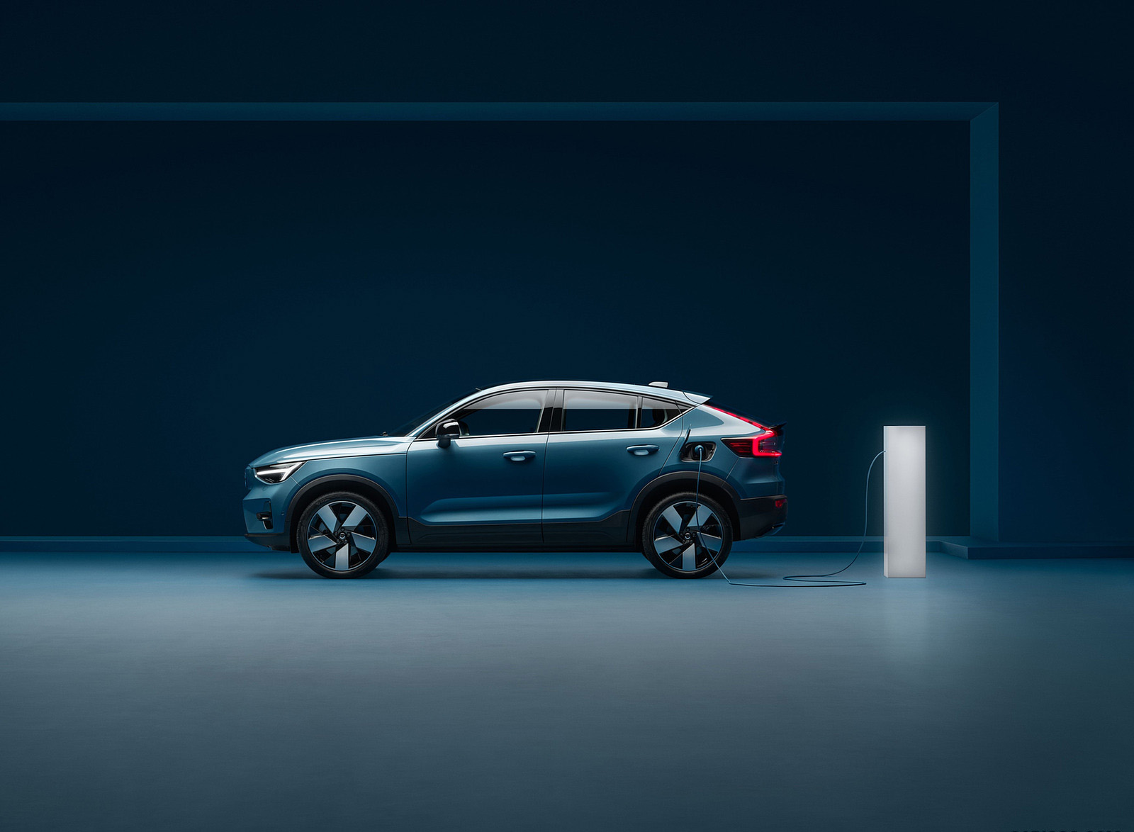 2023 Volvo XC40 Recharge (Color: Fjord Blue) Side Wallpapers (7)