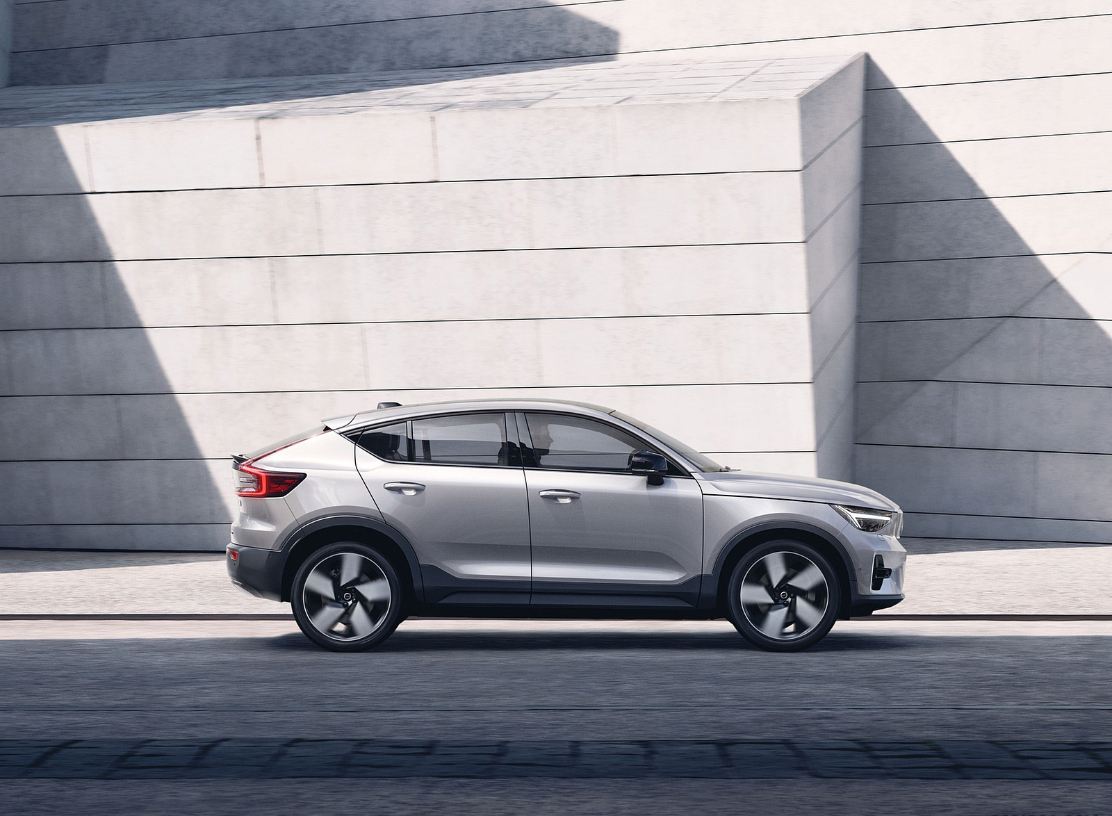 2023 Volvo XC40 Recharge (Color: Silver Dawn) Side Wallpapers #12 of 45