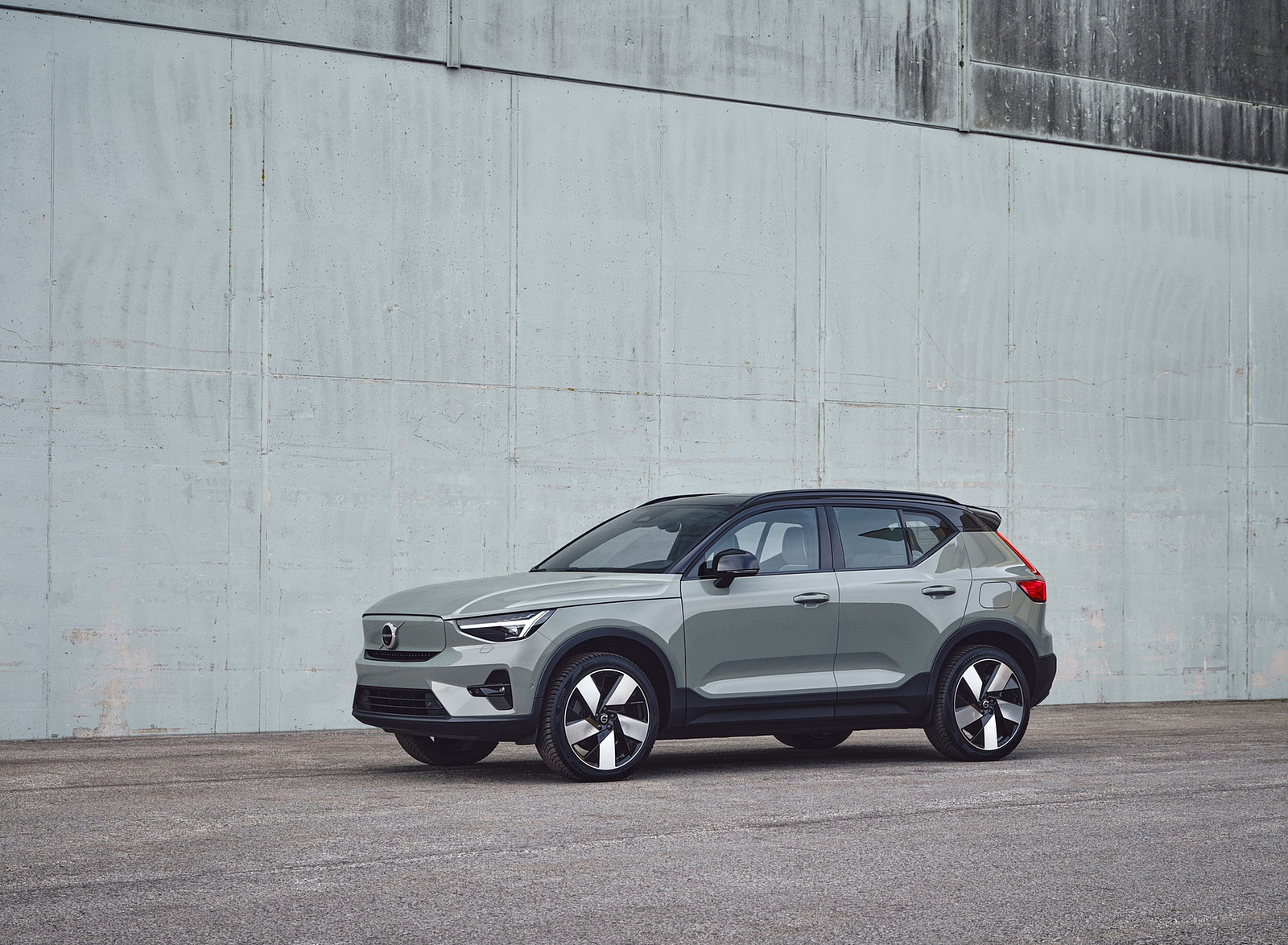 2023 Volvo XC40 Recharge Twin (Color: Sage Green) Front Three-Quarter Wallpapers #32 of 45