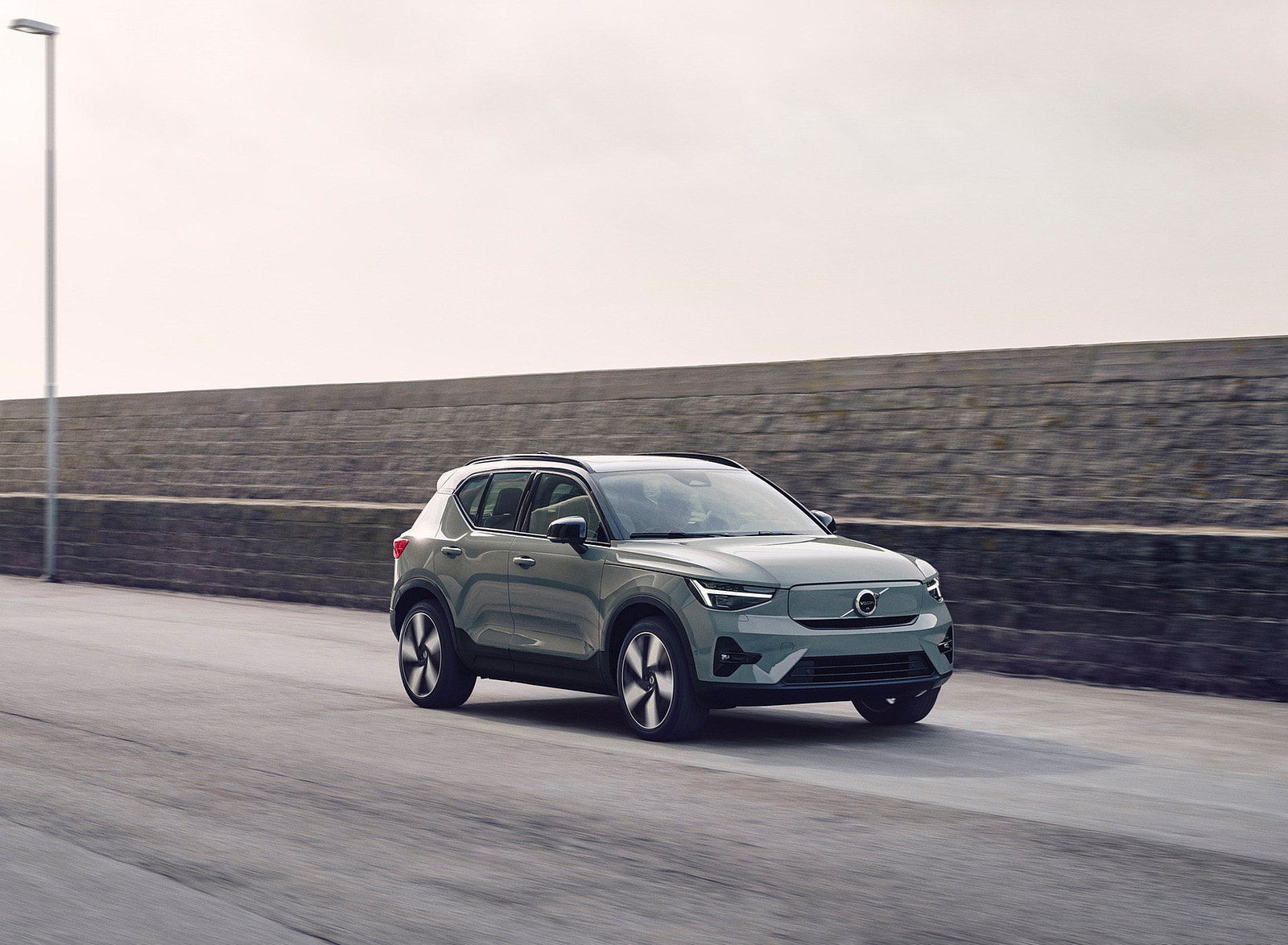 2023 Volvo XC40 Recharge Twin (Color: Sage Green) Front Three-Quarter Wallpapers #26 of 45