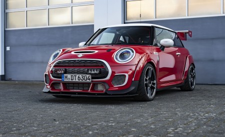 2022 MINI John Cooper Works 24h Nürburgring Front Three-Quarter Wallpapers 450x275 (1)