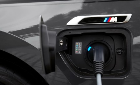 2023 BMW M760e xDrive Charging Connector Wallpapers 450x275 (66)