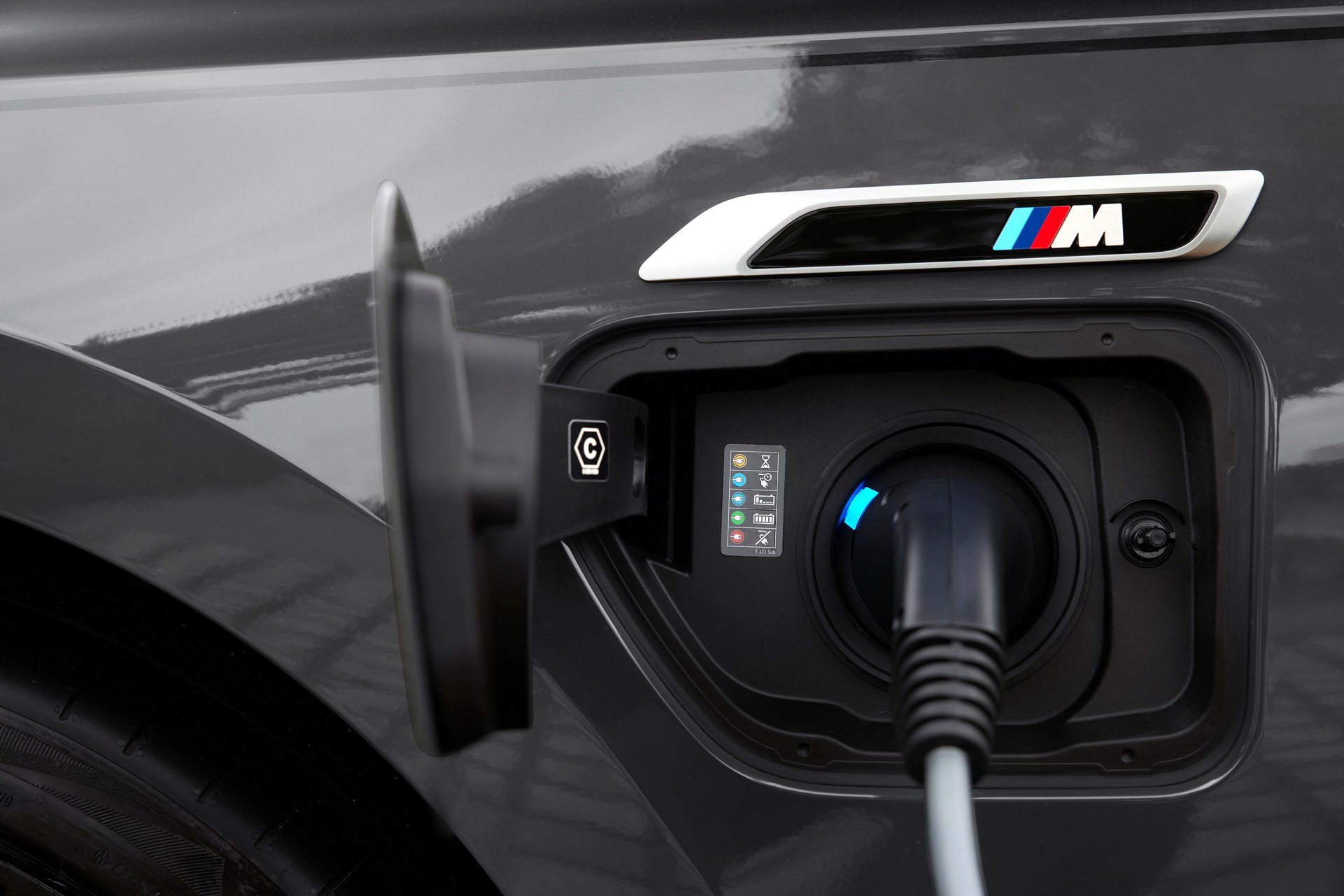 2023 BMW M760e xDrive Charging Connector Wallpapers #66 of 71