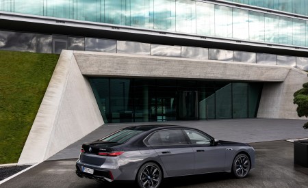 2023 BMW M760e xDrive Rear Three-Quarter Wallpapers 450x275 (60)