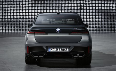 2023 BMW M760e xDrive Rear Wallpapers 450x275 (4)