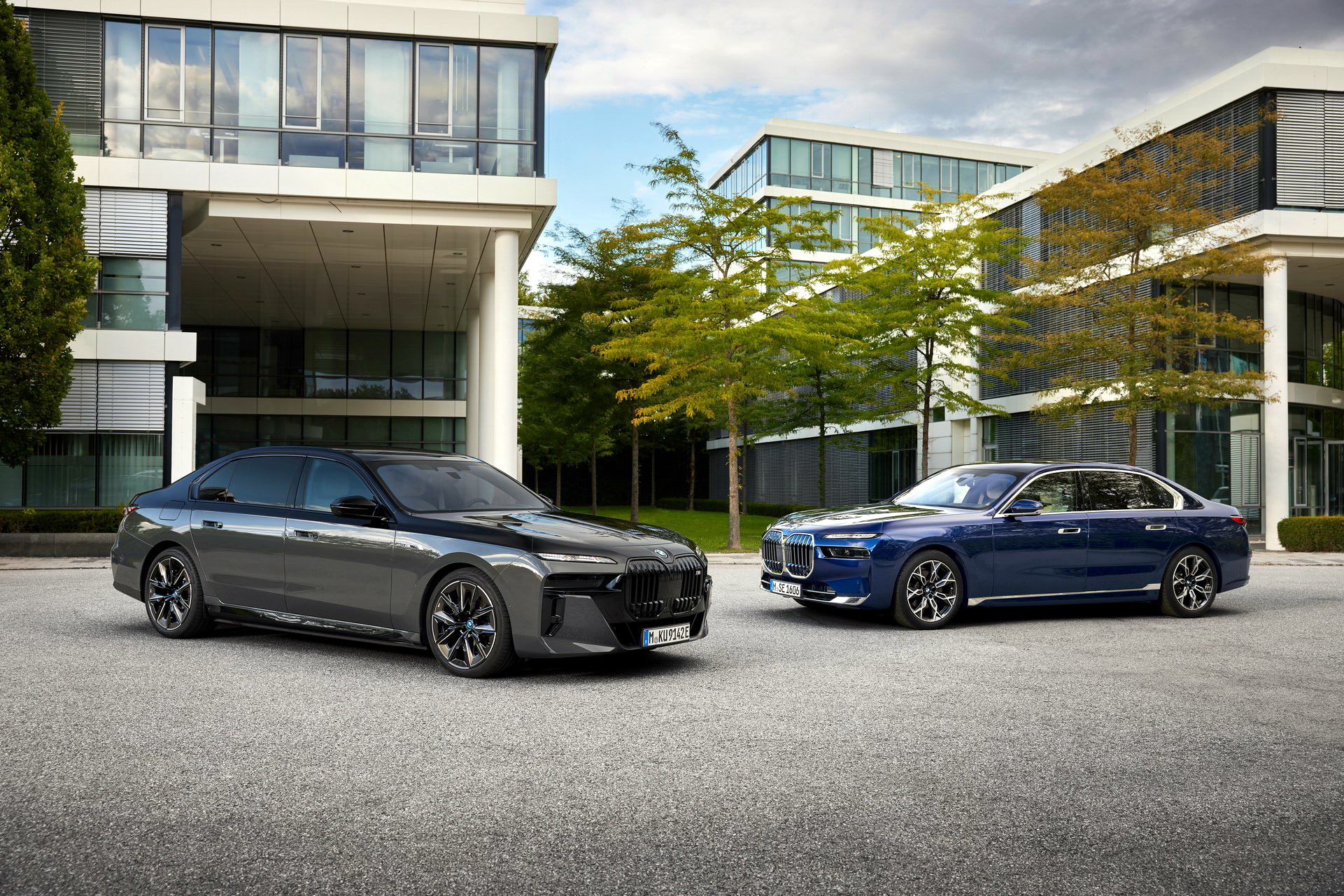 2023 BMW M760e xDrive and 740d xDrive Wallpapers #48 of 71