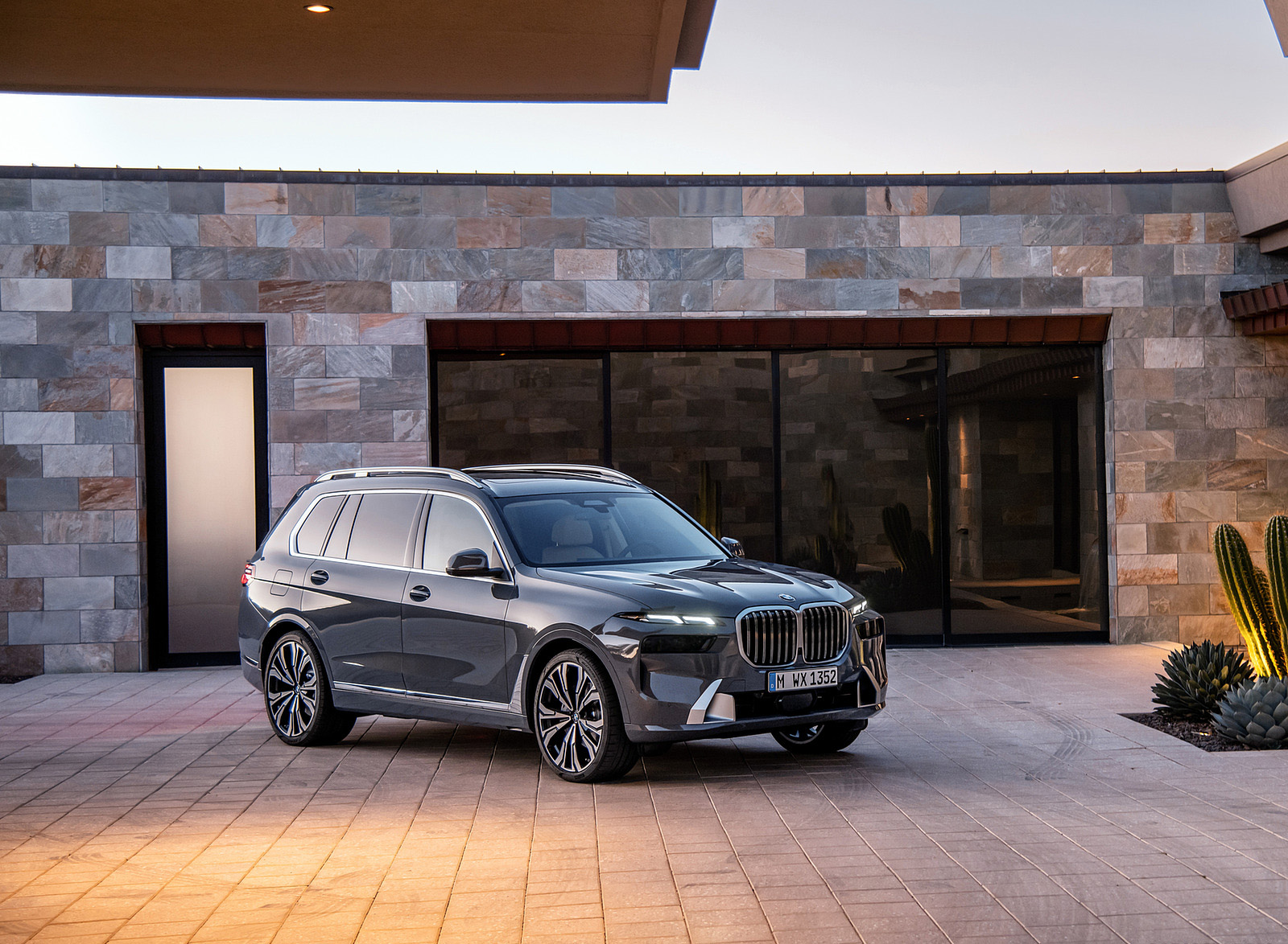 2023 BMW X7 Front Three-Quarter Wallpapers  #40 of 77