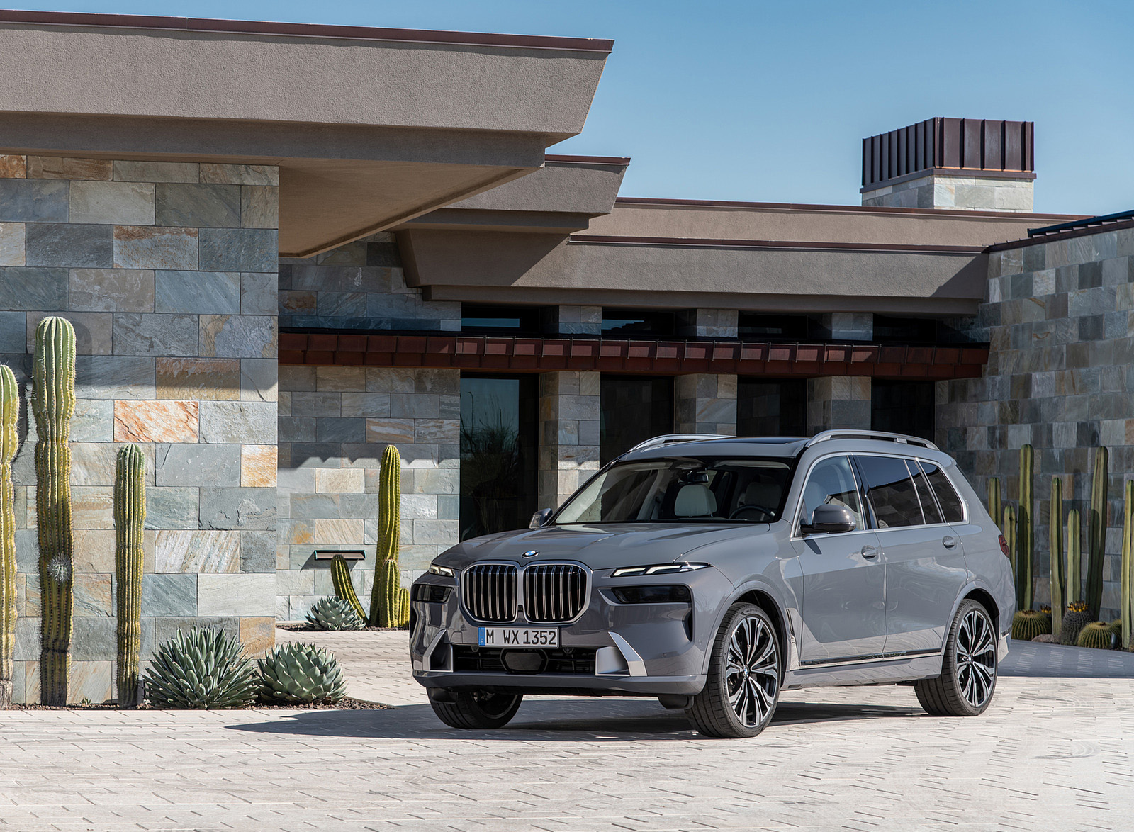 2023 BMW X7 Front Three-Quarter Wallpapers #32 of 77