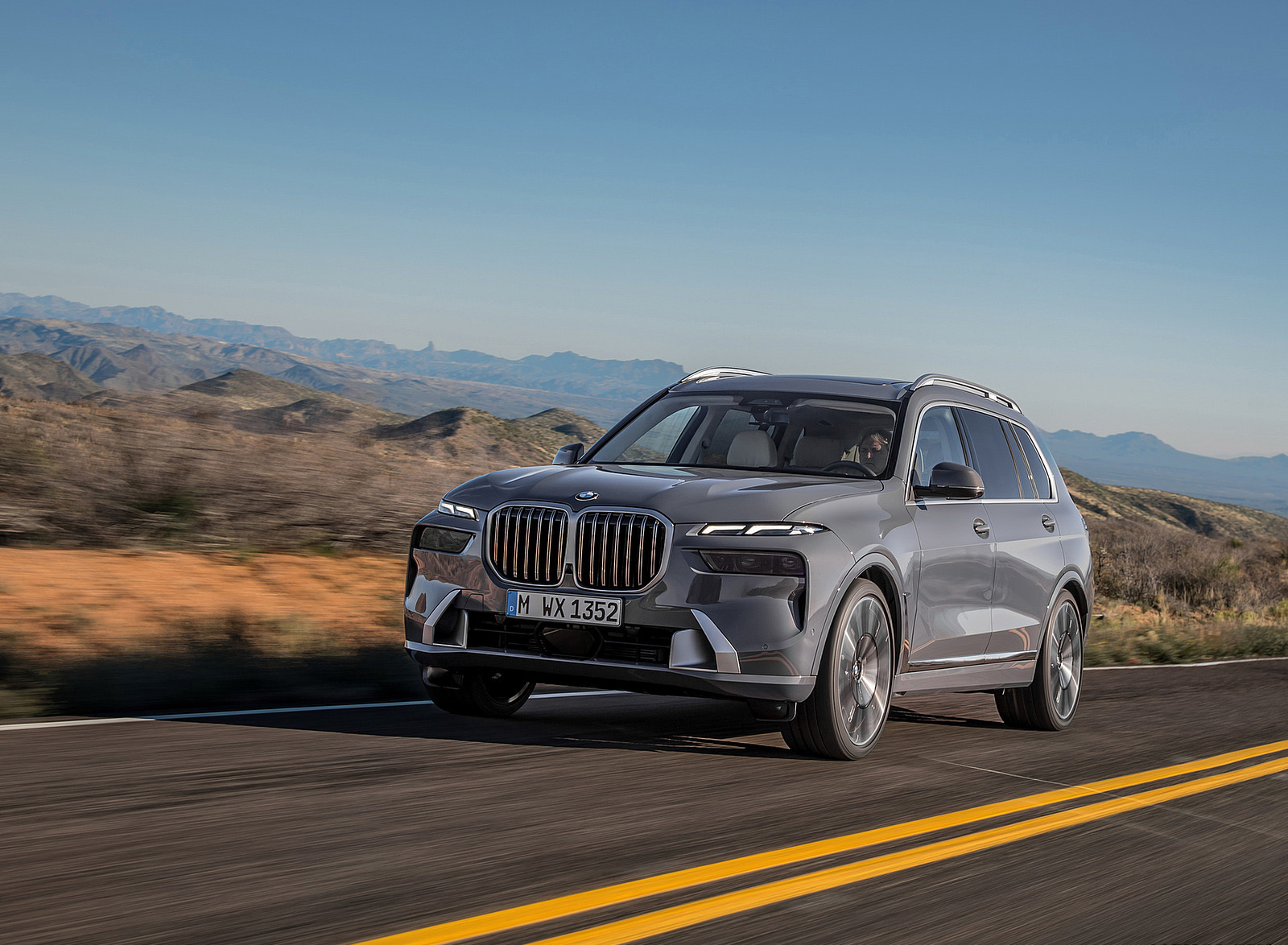 2023 BMW X7 Front Three-Quarter Wallpapers  (4)