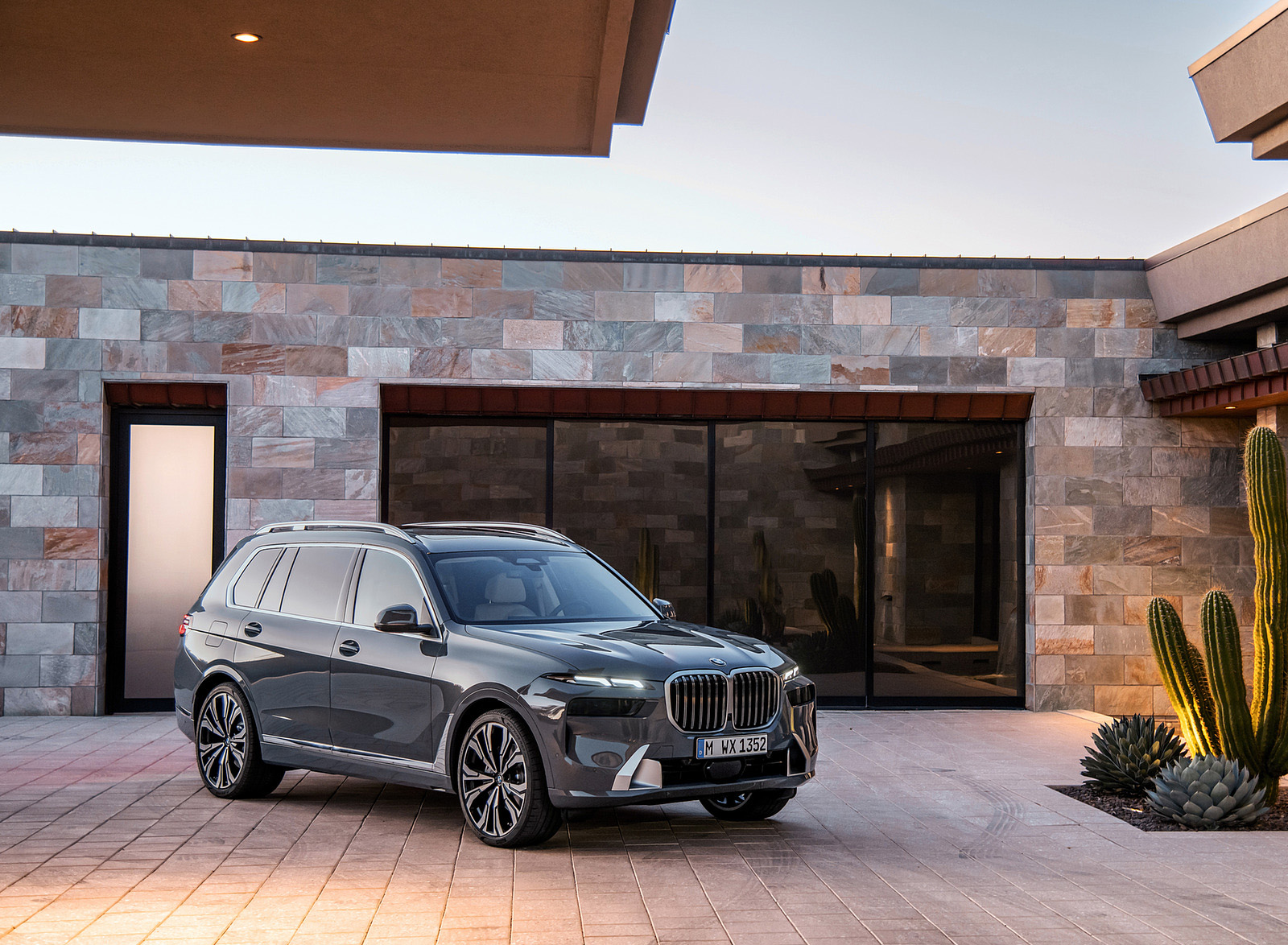 2023 BMW X7 Front Three-Quarter Wallpapers  #41 of 77