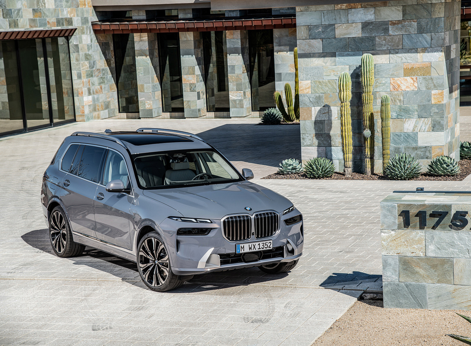 2023 BMW X7 Front Three-Quarter Wallpapers #33 of 77