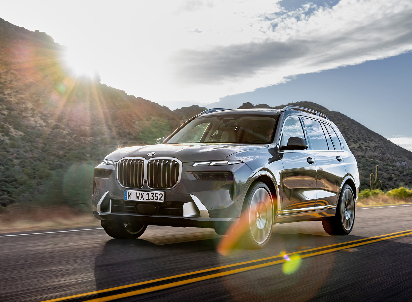 2023 BMW X7 Front Three-Quarter Wallpapers  (1)