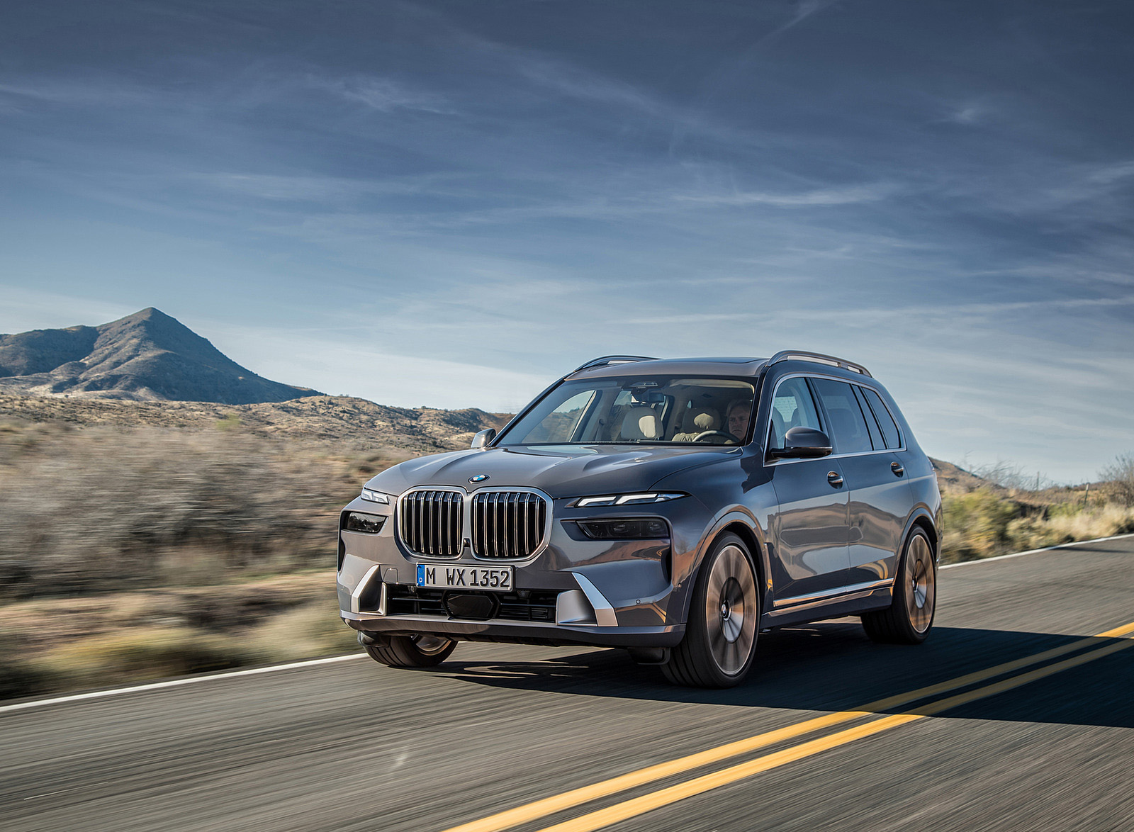 2023 BMW X7 Front Three-Quarter Wallpapers (9)