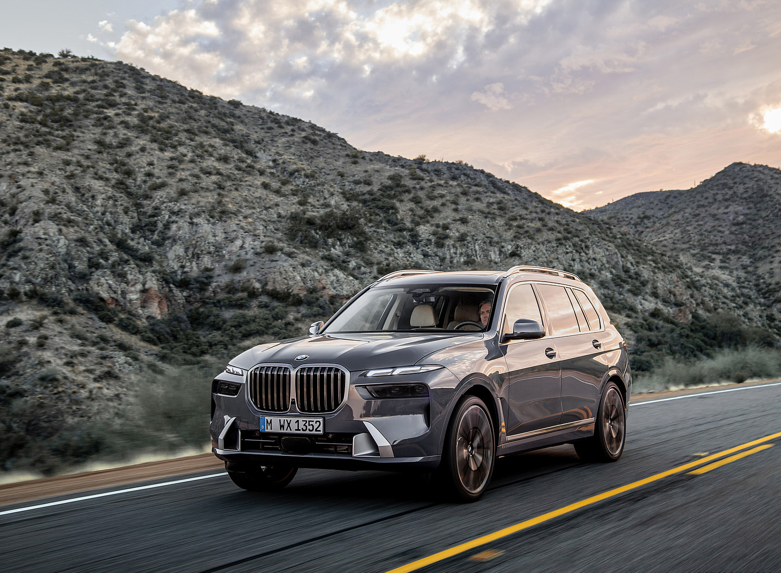 2023 BMW X7 Front Three-Quarter Wallpapers (7)