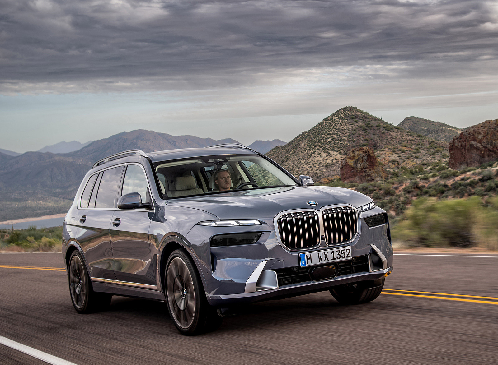 2023 BMW X7 Front Three-Quarter Wallpapers (2)