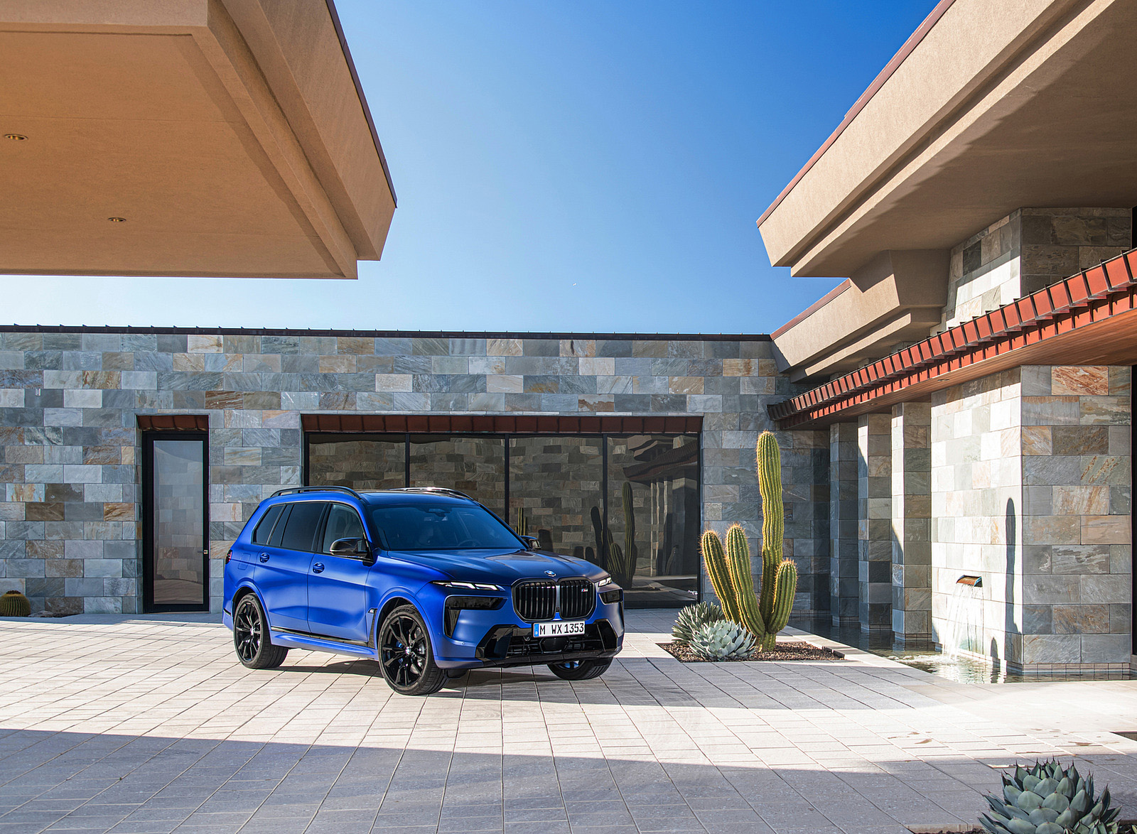 2023 BMW X7 M60i xDrive Front Three-Quarter Wallpapers #35 of 78