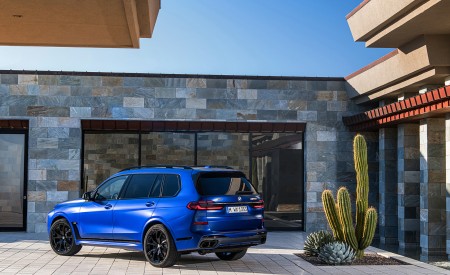 2023 BMW X7 M60i xDrive Rear Three-Quarter Wallpapers 450x275 (38)