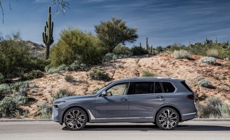 2023 BMW X7 Side Wallpapers 450x275 (31)