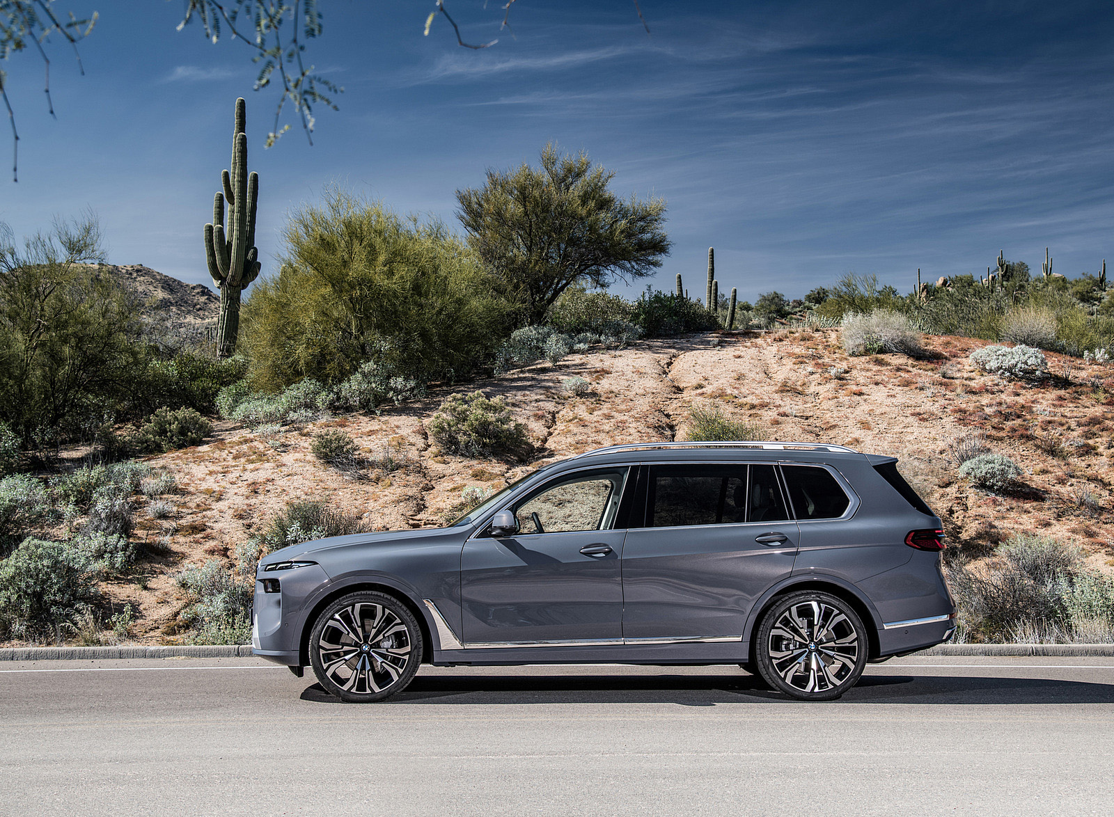 2023 BMW X7 Side Wallpapers #31 of 77