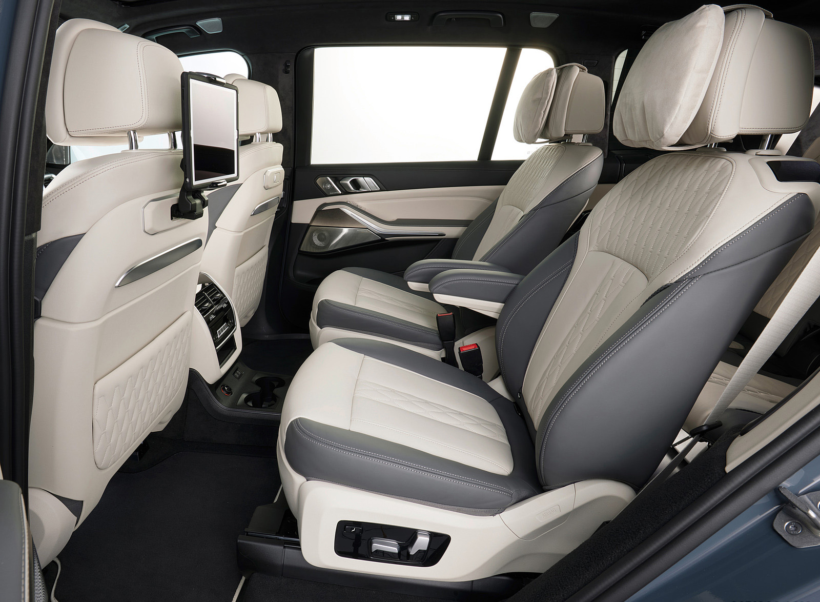 2023 BMW X7 xDrive40i Interior Rear Seats Wallpapers  #25 of 44