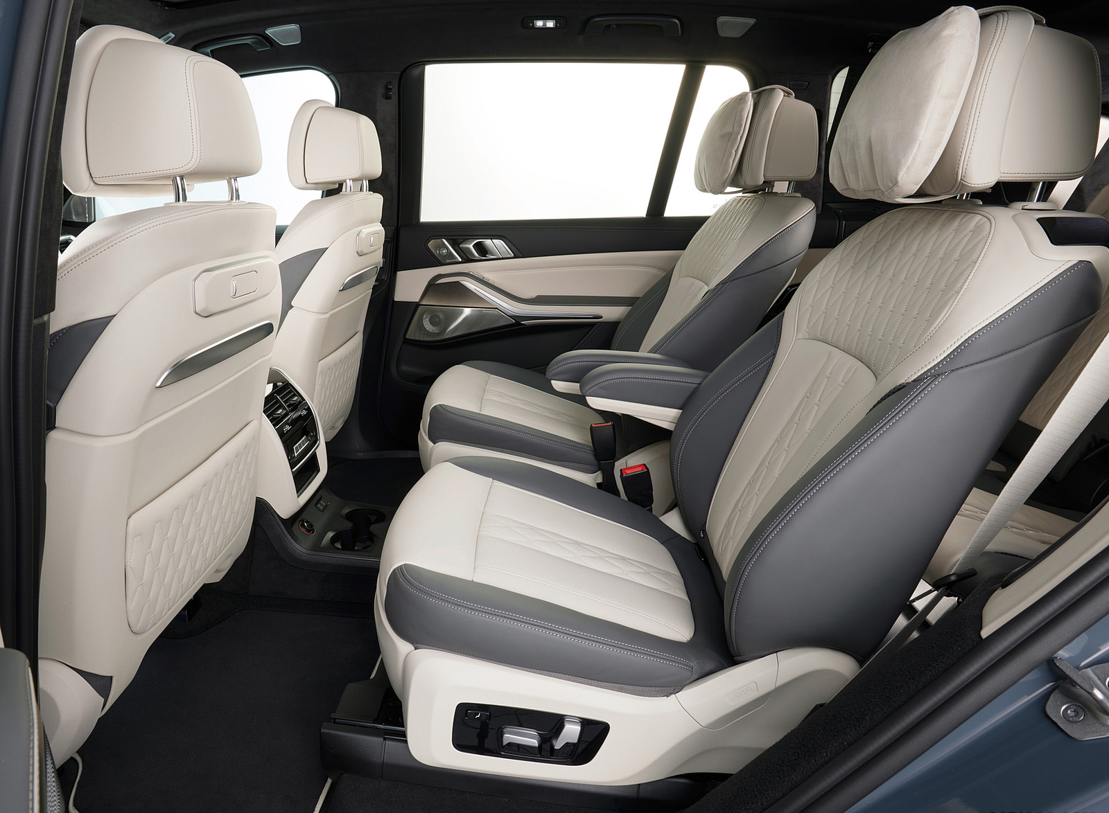2023 BMW X7 xDrive40i Interior Rear Seats Wallpapers #26 of 44