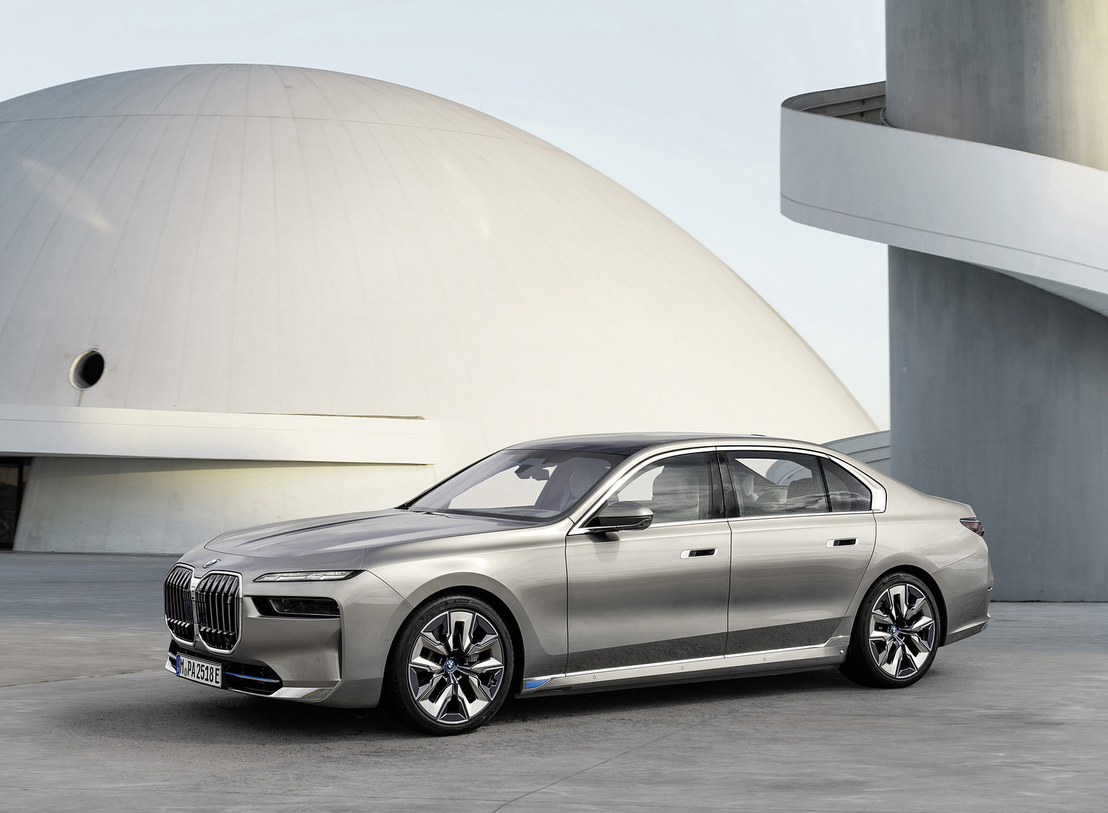 2023 BMW i7 xDrive60 Front Three-Quarter Wallpapers #18 of 88