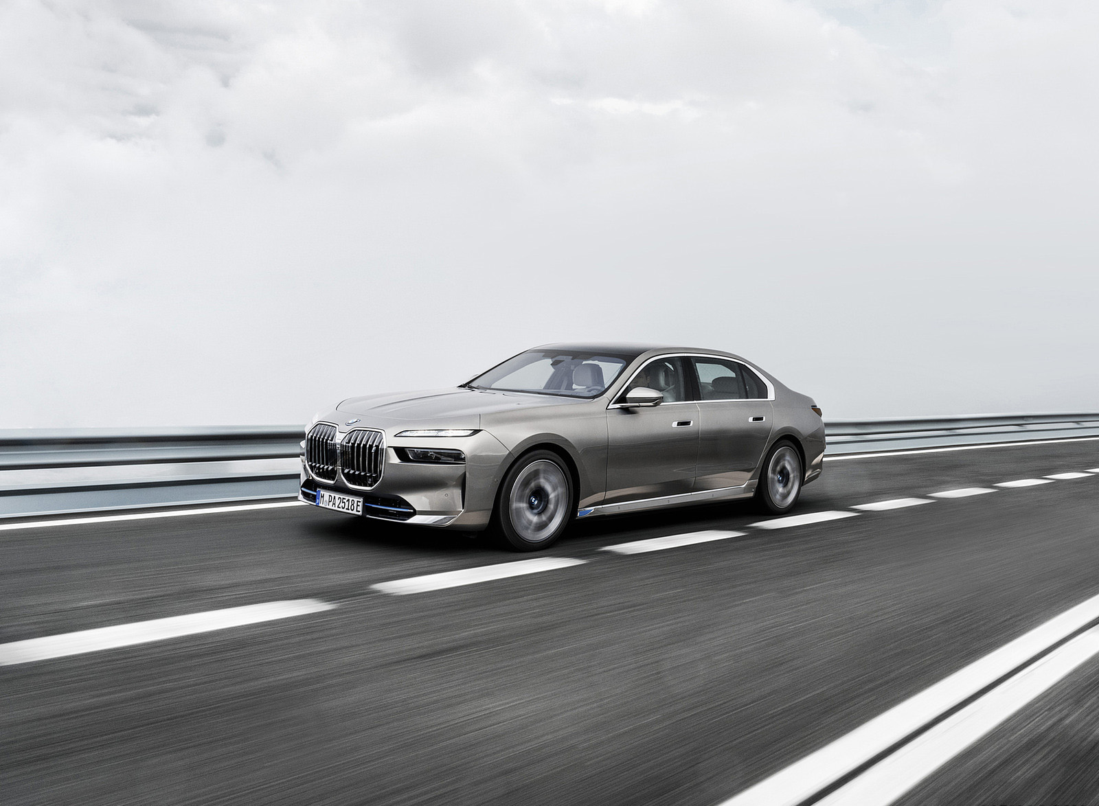 2023 BMW i7 xDrive60 Front Three-Quarter Wallpapers  (7)
