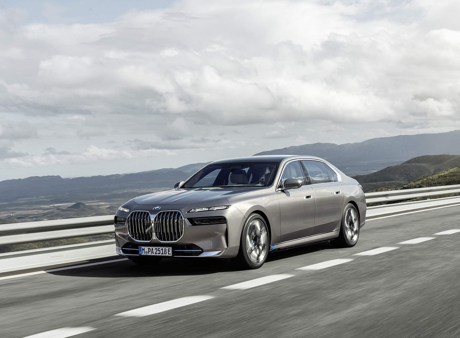 2023 BMW i7 xDrive60 Front Three-Quarter Wallpapers (2)