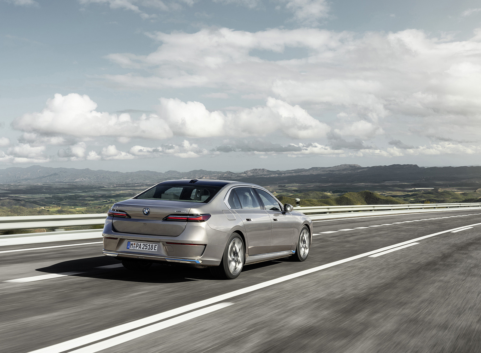 2023 BMW i7 xDrive60 Rear Three-Quarter Wallpapers (4)