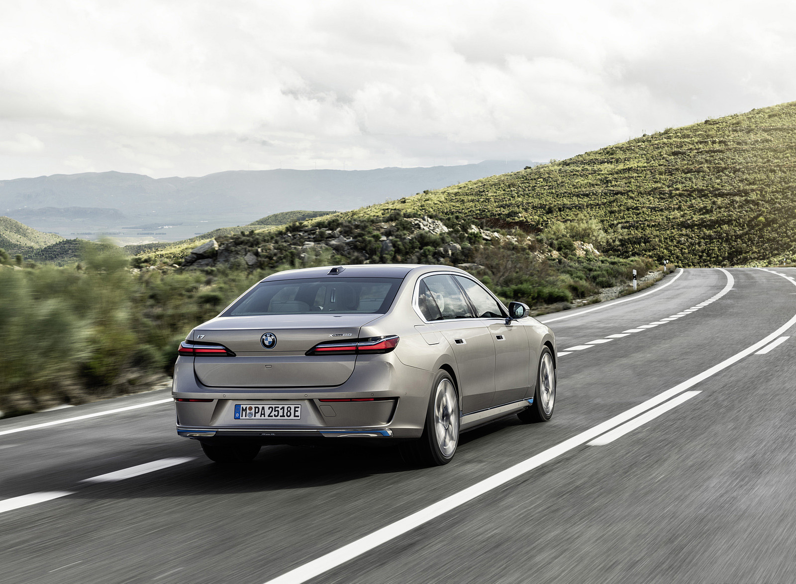 2023 BMW i7 xDrive60 Rear Three-Quarter Wallpapers (5)