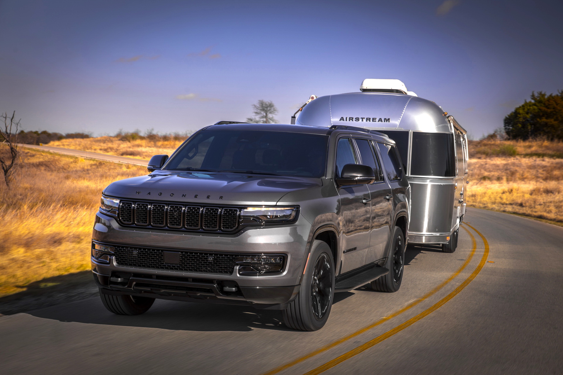 2023 Jeep Wagoneer L Towing a Trailer Wallpapers (4)