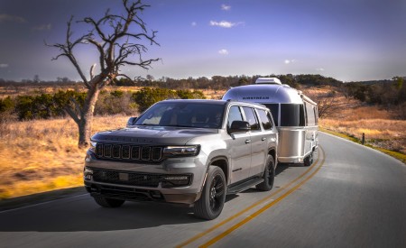 2023 Jeep Wagoneer L Towing a Trailer Wallpapers 450x275 (5)