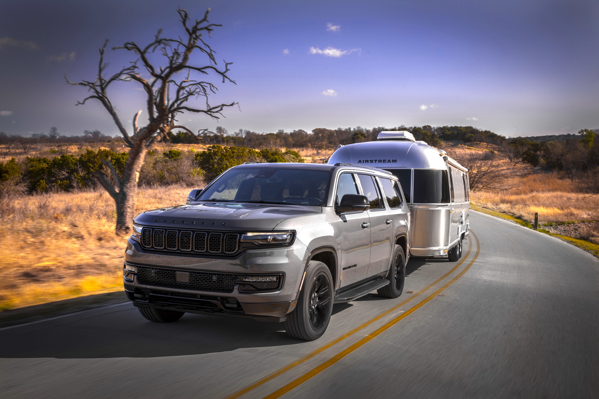 2023 Jeep Wagoneer L Towing a Trailer Wallpapers (5)