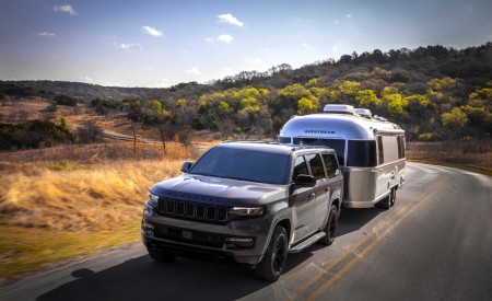 2023 Jeep Wagoneer L Towing a Trailer Wallpapers 450x275 (6)