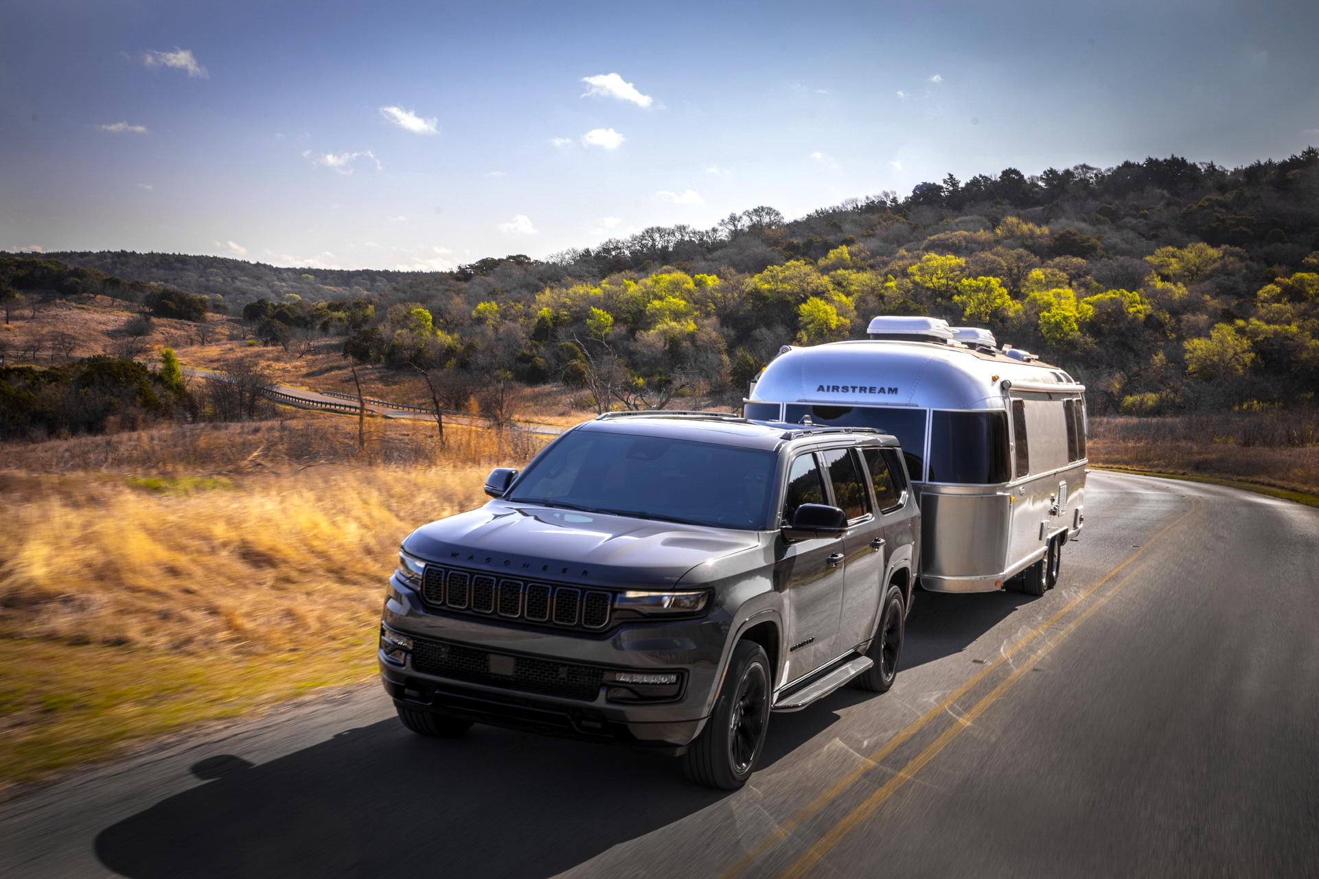 2023 Jeep Wagoneer L Towing a Trailer Wallpapers (6)