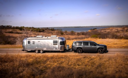 2023 Jeep Wagoneer L Towing a Trailer Wallpapers 450x275 (9)