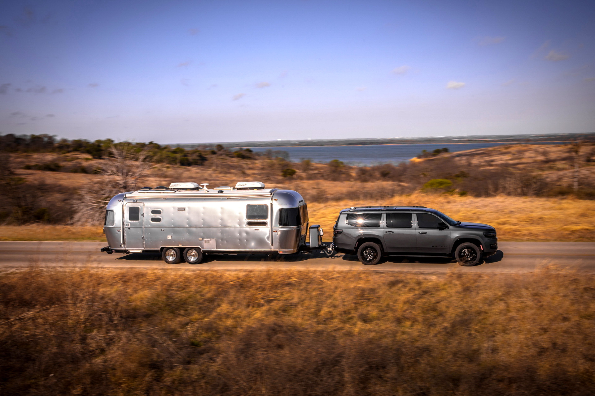 2023 Jeep Wagoneer L Towing a Trailer Wallpapers #9 of 57