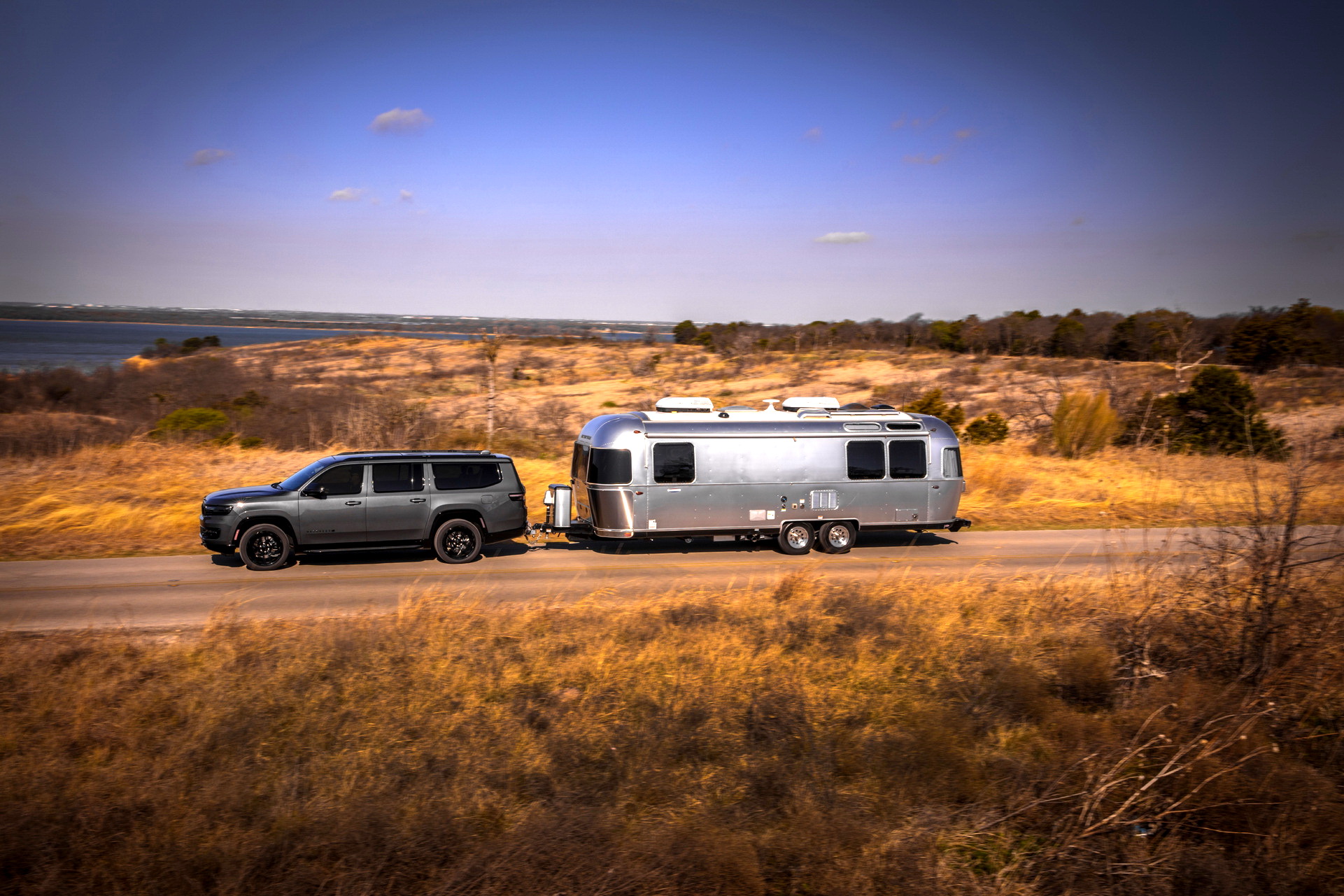 2023 Jeep Wagoneer L Towing a Trailer Wallpapers (10)