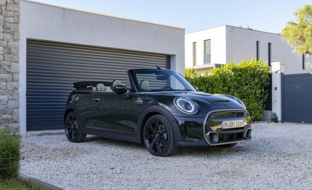 2023 MINI Cooper S Convertible Resolute Edition Front Three-Quarter Wallpapers 450x275 (33)