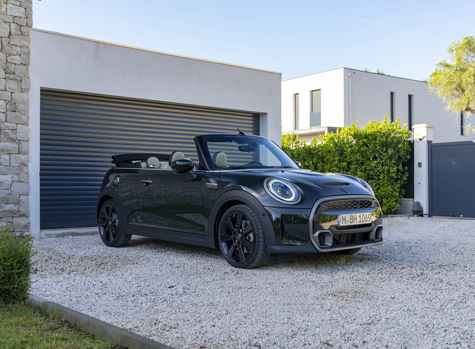2023 MINI Cooper S Convertible Resolute Edition Front Three-Quarter Wallpapers #33 of 67