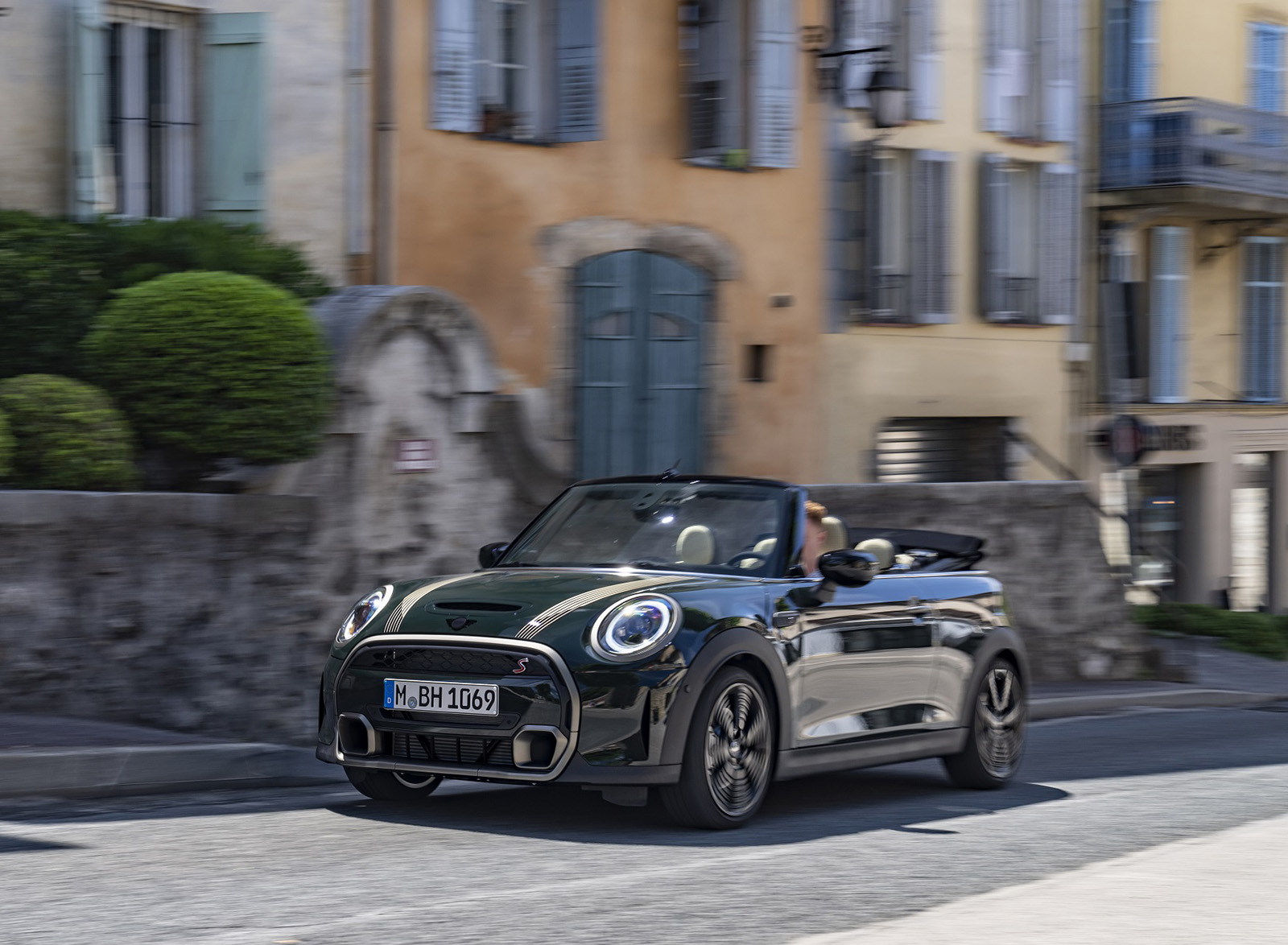 2023 MINI Cooper S Convertible Resolute Edition Front Three-Quarter Wallpapers #17 of 67