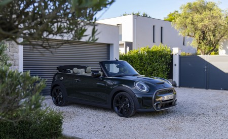 2023 MINI Cooper S Convertible Resolute Edition Front Three-Quarter Wallpapers 450x275 (34)