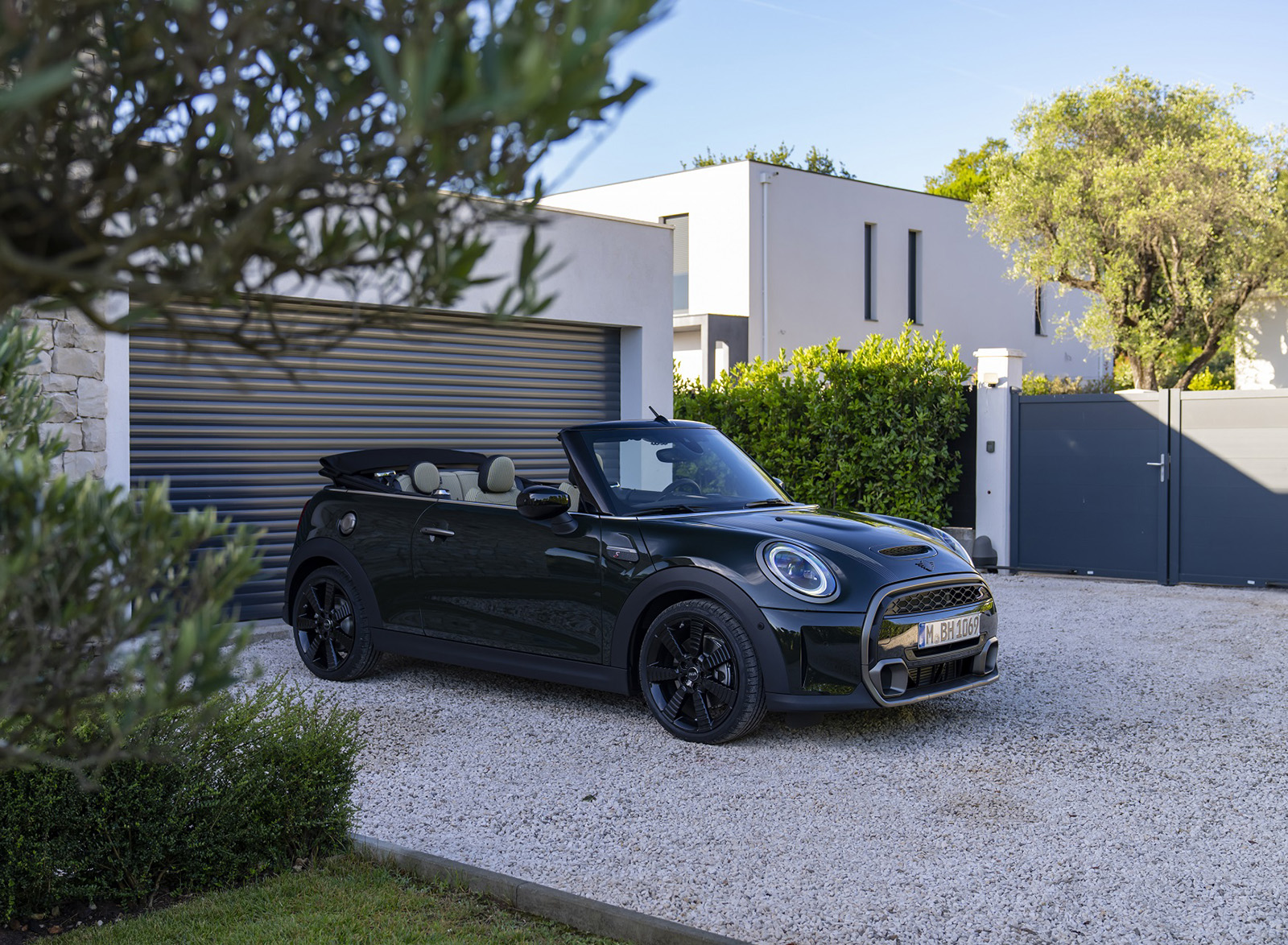 2023 MINI Cooper S Convertible Resolute Edition Front Three-Quarter Wallpapers #34 of 67