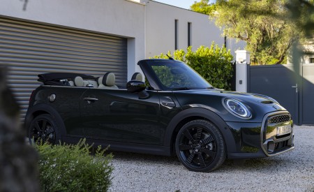 2023 MINI Cooper S Convertible Resolute Edition Front Three-Quarter Wallpapers 450x275 (35)
