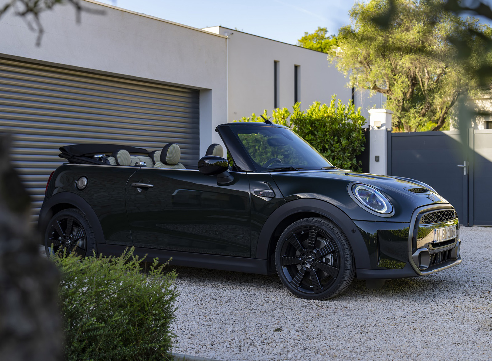 2023 MINI Cooper S Convertible Resolute Edition Front Three-Quarter Wallpapers #35 of 67